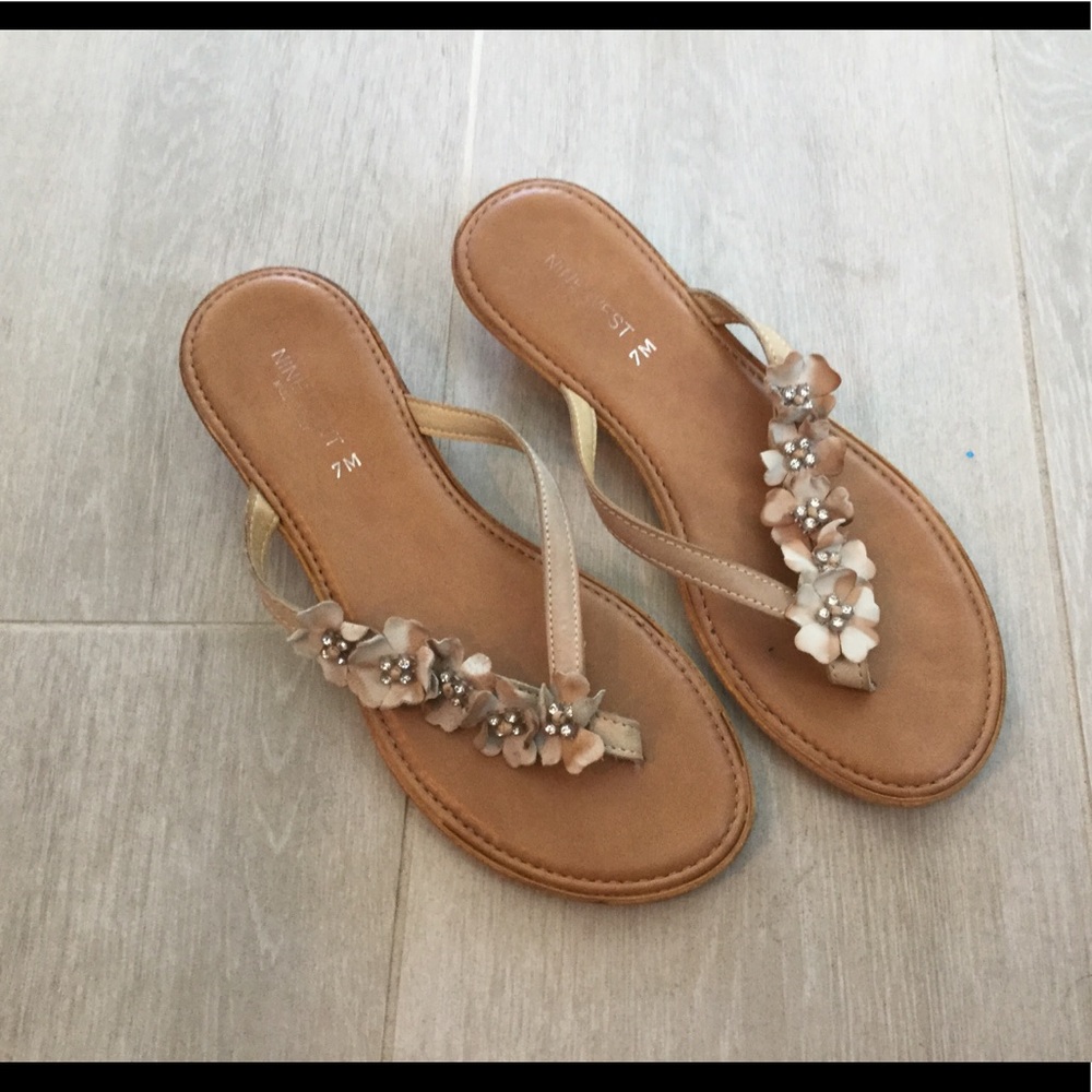 Nine West nude sandals with flower 🌺
